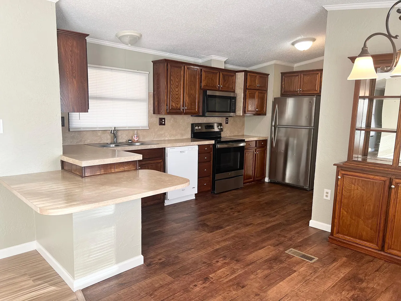 734 Lesa Ln — Photo 4