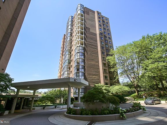 2nd image of 1600 N Oak St APT 402