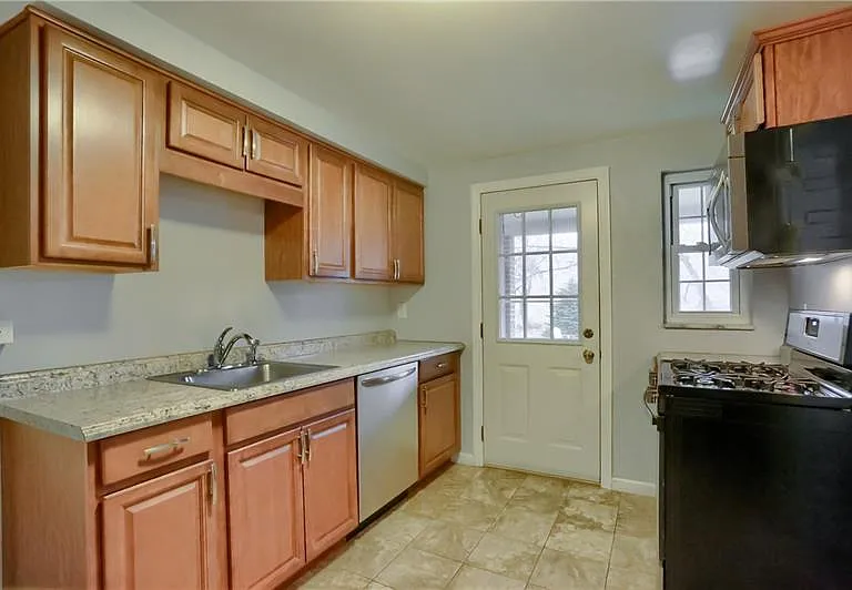 716 Maple Ln — Photo 7
