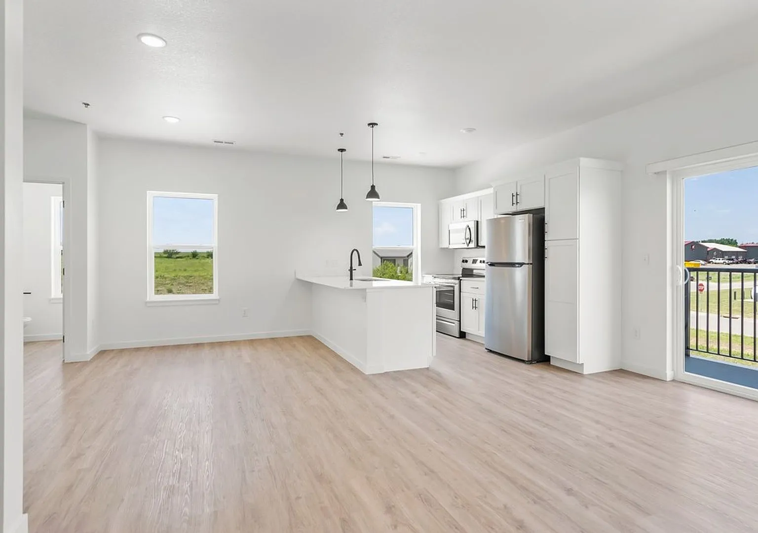 895 W 8th St — Photo 2