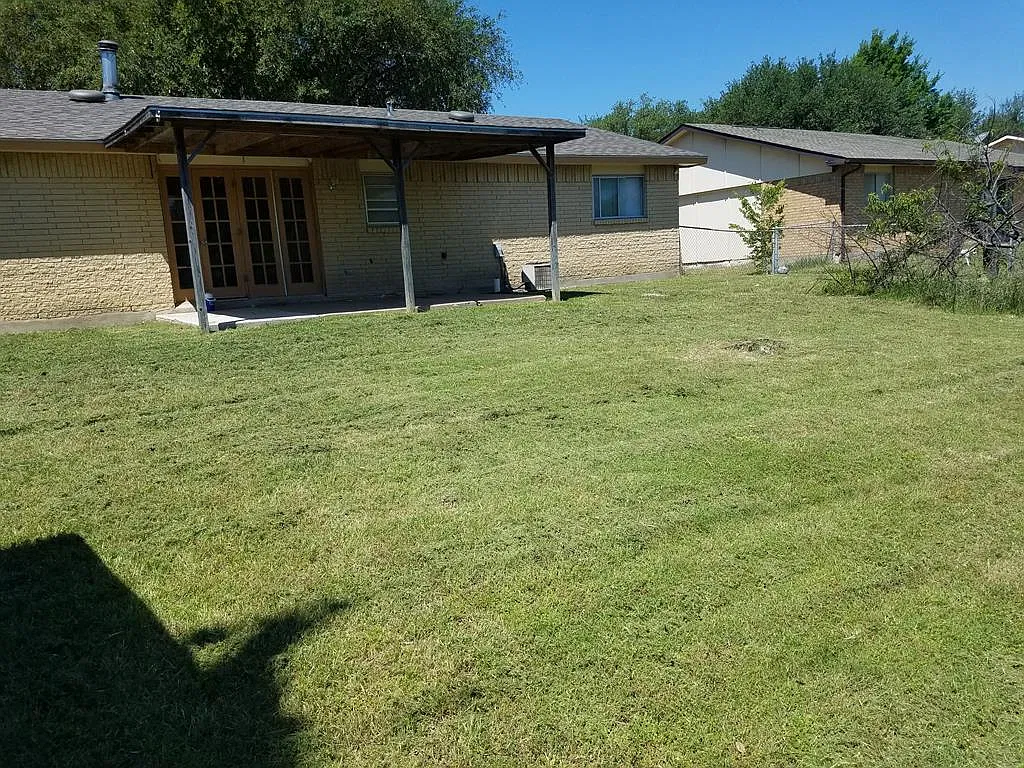 Beautiful 3 Bedroom 2 Bathroom in Plano! — Photo 2