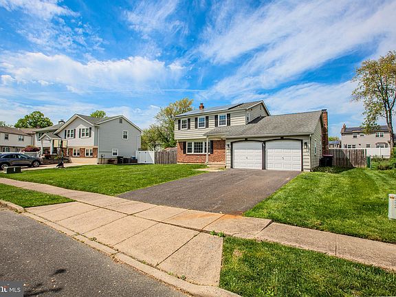 2nd image of 809 Wessex Ln