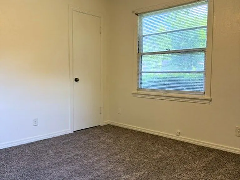 1704 Smith Dr — Photo 2