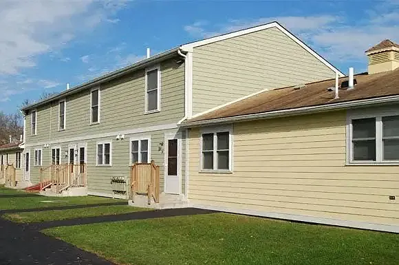 Photo 2 of 10 - 125 Knowlesway Ext - Narragansett, RI Building Photo - 125 Knowlesway Ext