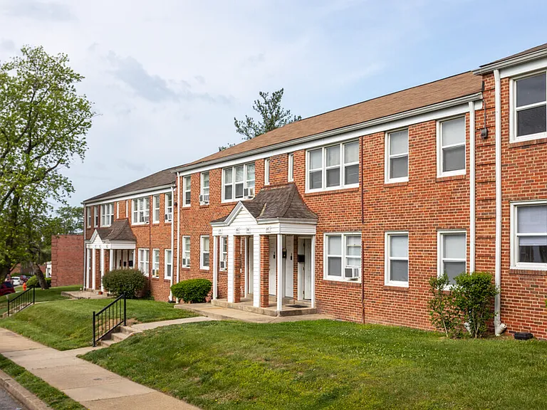 Oaklee Village Apartments — Photo 18