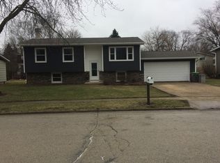 628 Easy St, Sycamore, IL 60178