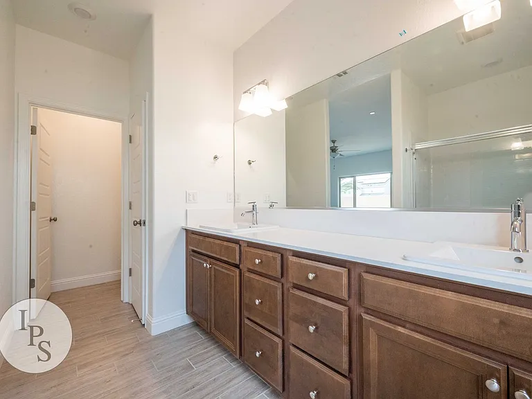 352 N Millard Ave — Photo 9
