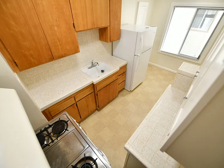 832 York St — Photo 8