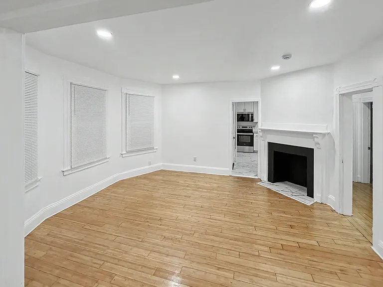 24 Saint Mary St — Photo 8