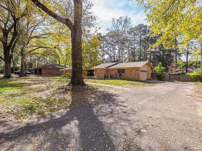 1105 Ada St — Photo 2