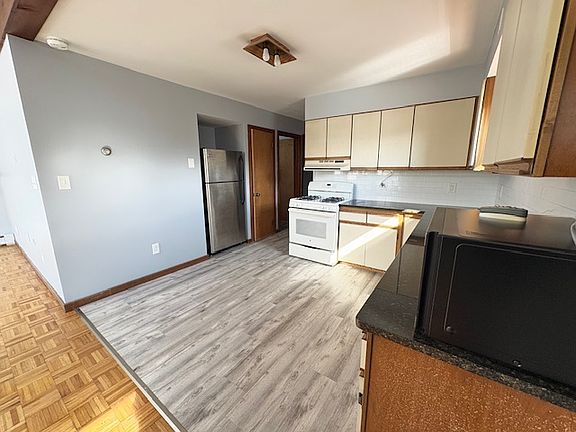 3rd image of 420 Elwood St APT 3