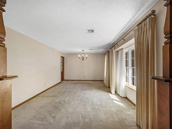 3rd image of 707 NW Heinzwood Cir