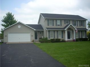 5509 Hallmark Ln, Lockport, NY 14094