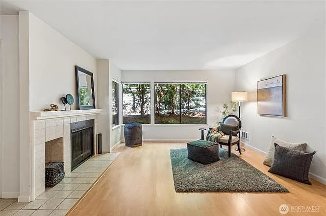 1354 Bellevue Way NE — Photo 3