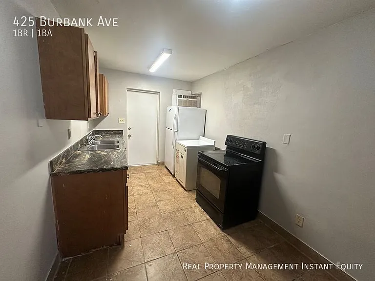 425 Burbank Ave — Photo 7
