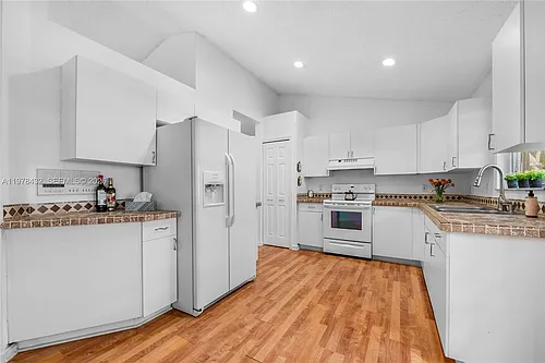2020 SE 5th Pl #2020 Photo 1