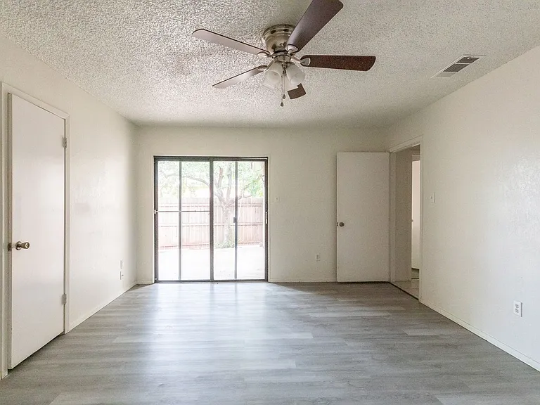 4925 Greenslope Dr — Photo 16