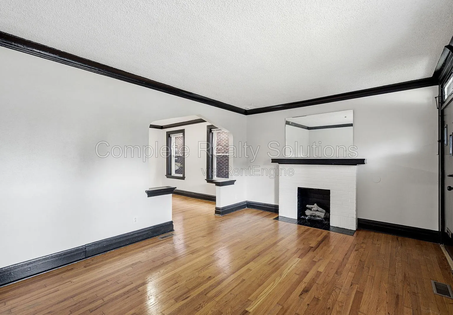 3 bed, 1.0 bath, 1104 sqft, $2,000 — Photo 4