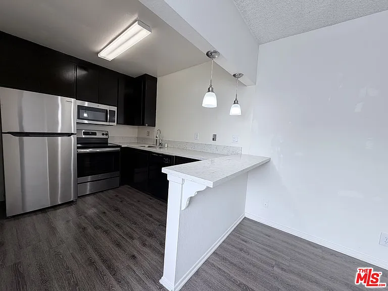 1137 W 36th Pl #1 — Photo 3