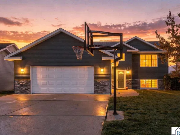 121 Pinehurst Dr, Mankato, MN 56001