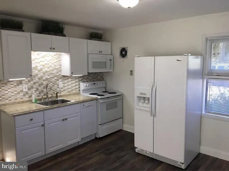 4 bed, 1.5 bath, 1200 sqft, $3,200 — Photo 3