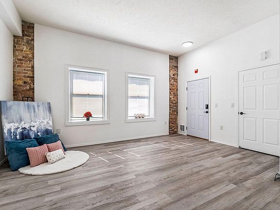 2nd image of 1006 W Mansfield Ave #Dee6add4f