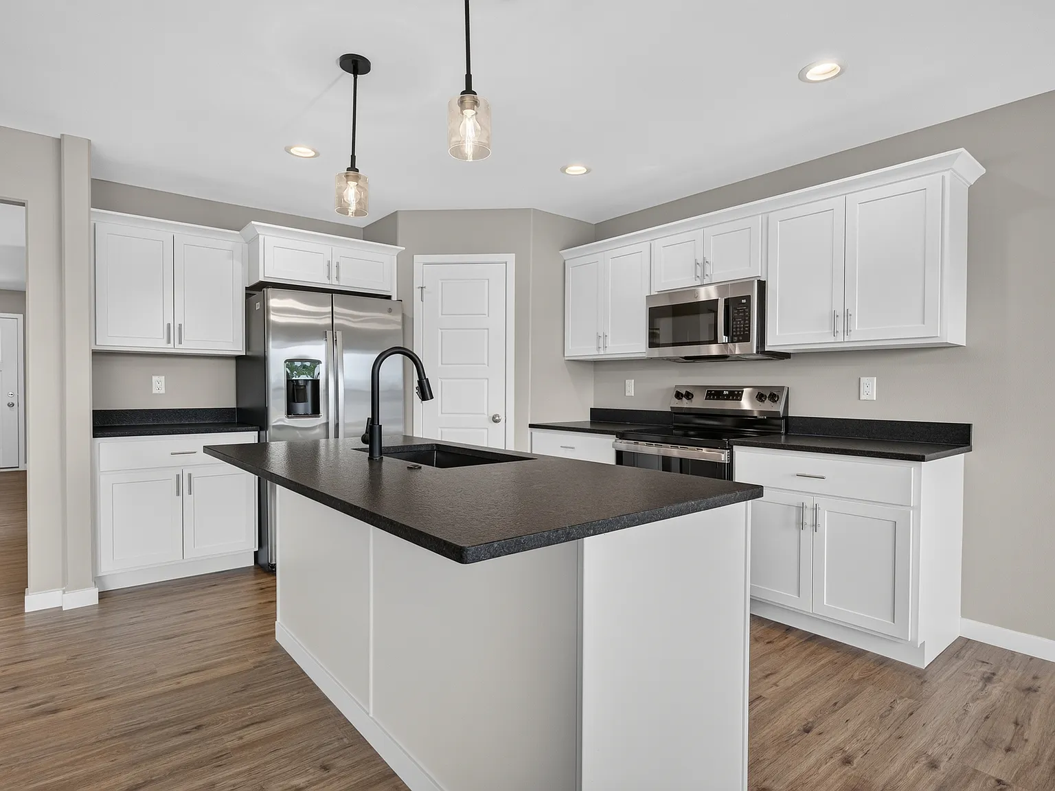 3 bed, 2500 sqft, $3,300 — Photo 3