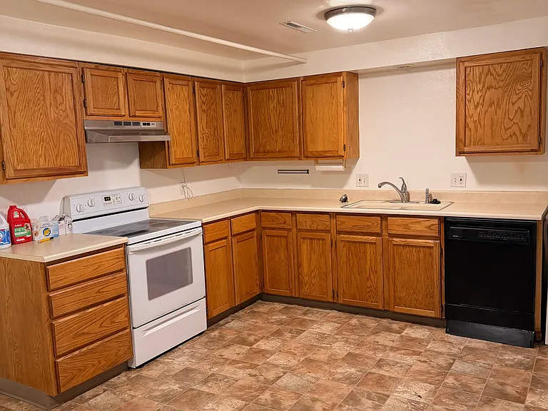 3327 E Locust St — Photo 2