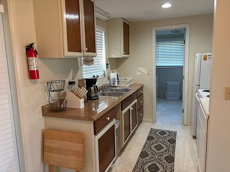 327 E Green St — Photo 6