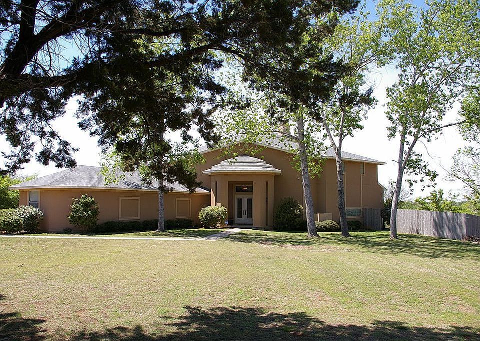 Large Spacious Front Yard