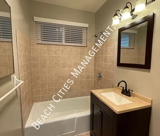 2033 E 3rd St #1B — Photo 23