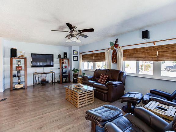 4th image of 382 Oleander Dr
