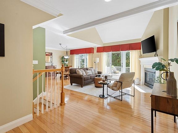 2nd image of 11 Swan Ln #11
