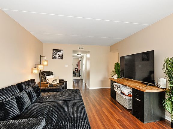 3rd image of 8124 169th St APT 2E
