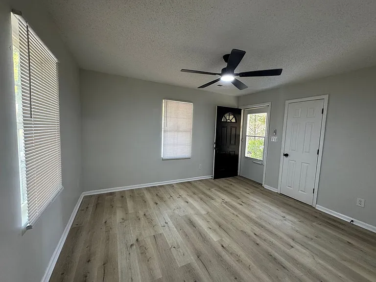 2109 Albany St — Photo 12