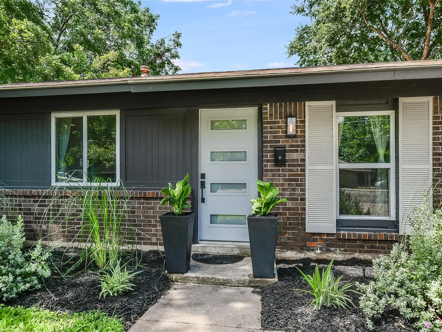 4 bed, 2.0 bath, 1182 sqft, $2,700 — Photo 2