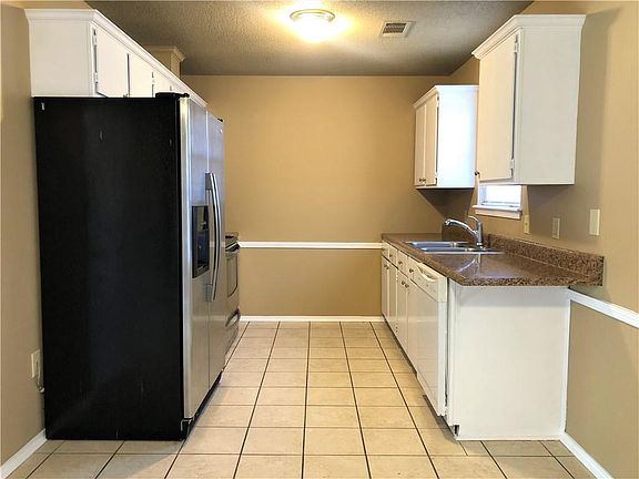 3rd image of 605 Boulder Dr