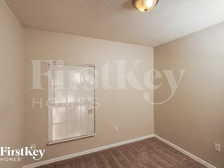 1155 Schumann Dr — Photo 11