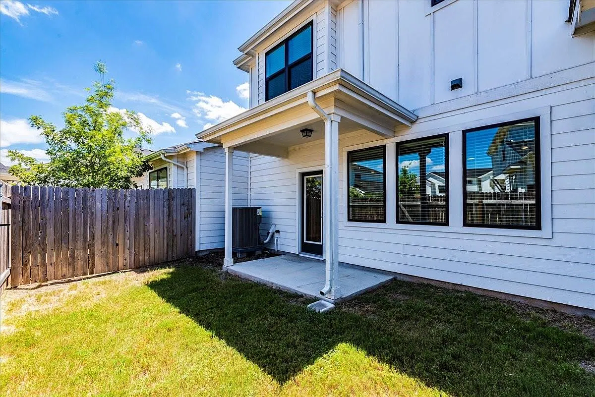 3 bed, 2.5 bath, 1700 sqft, $1,900 — Photo 2