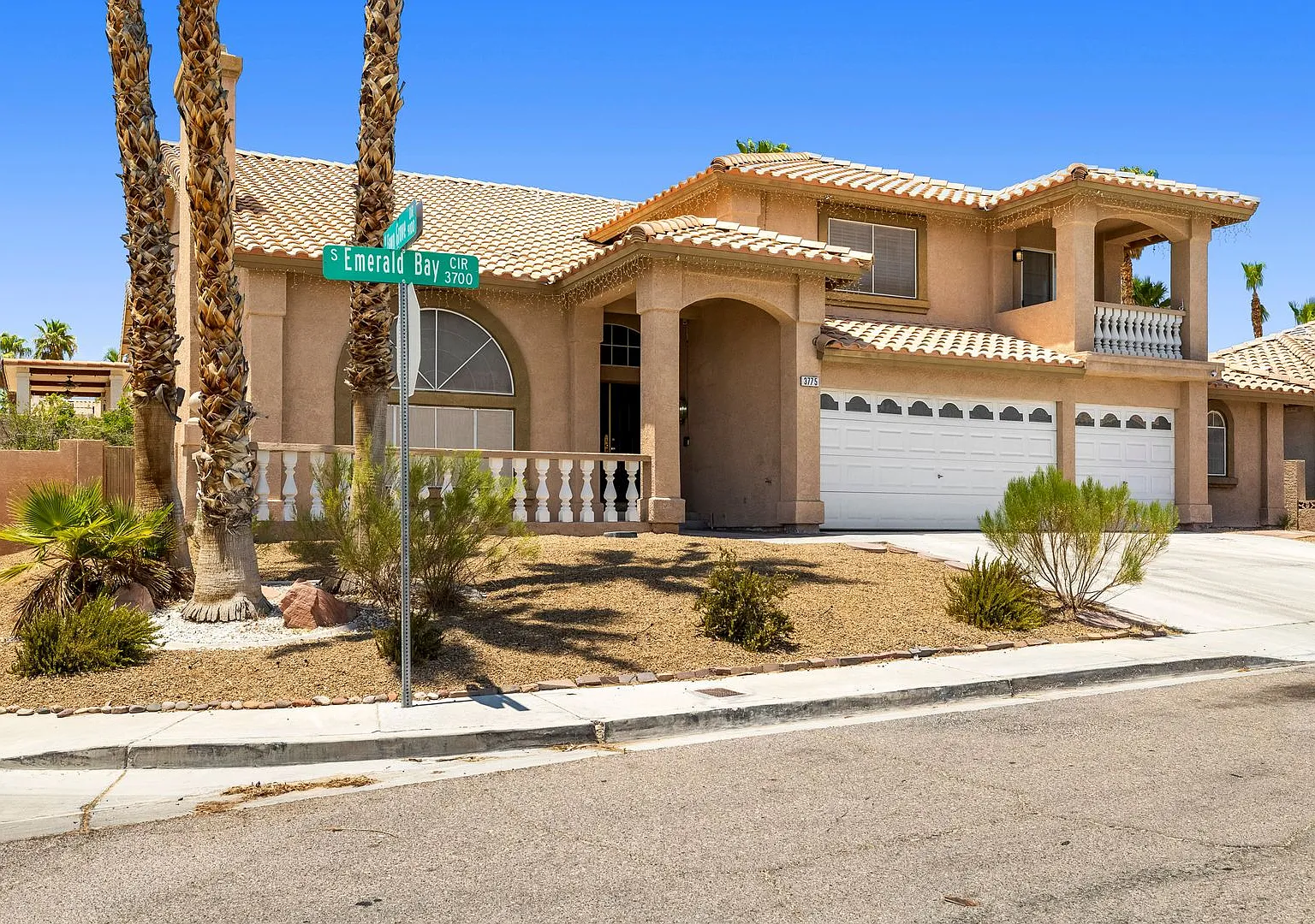 Gorgeous Southwest Luxury On A Corner Lot! — Photo 2