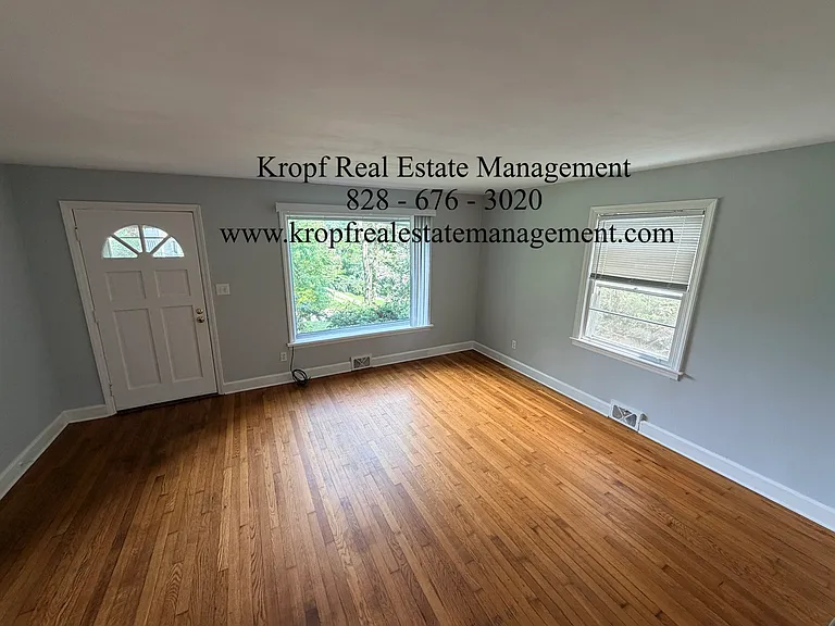16 Larchmont Rd — Photo 4