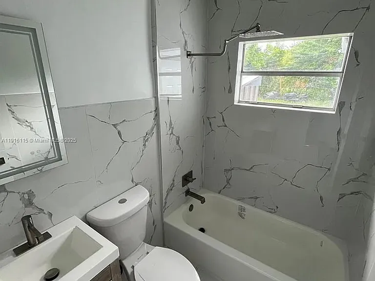 2726 NW 4th Ct — Photo 5
