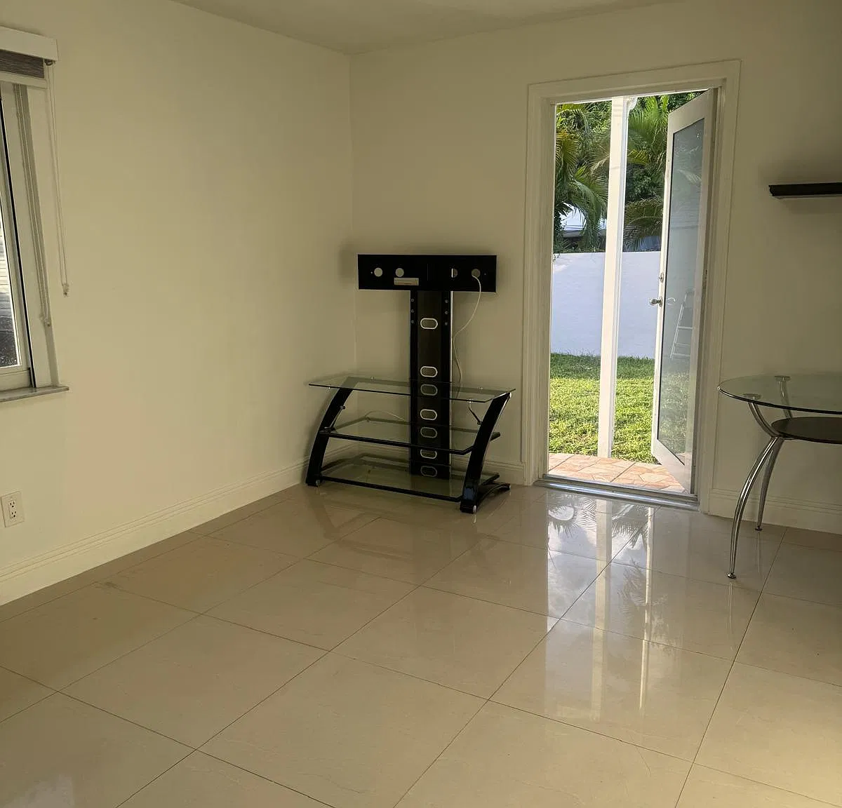 1 bed, 300 sqft, $1,800 — Photo 1