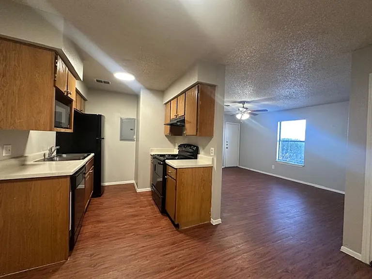 Bentwood Apartments — Photo 17