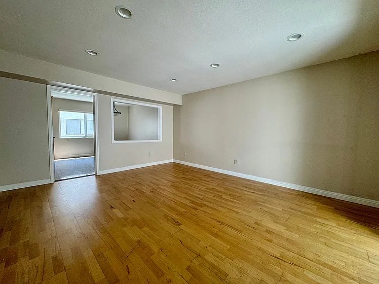 594 W Huntington Dr #C — Photo 4