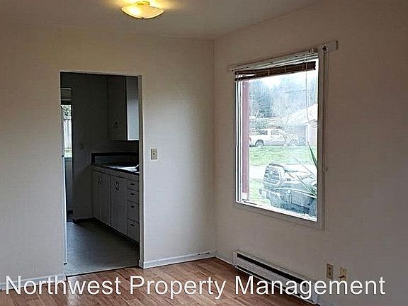 4th image of 731 Phoenix St NE