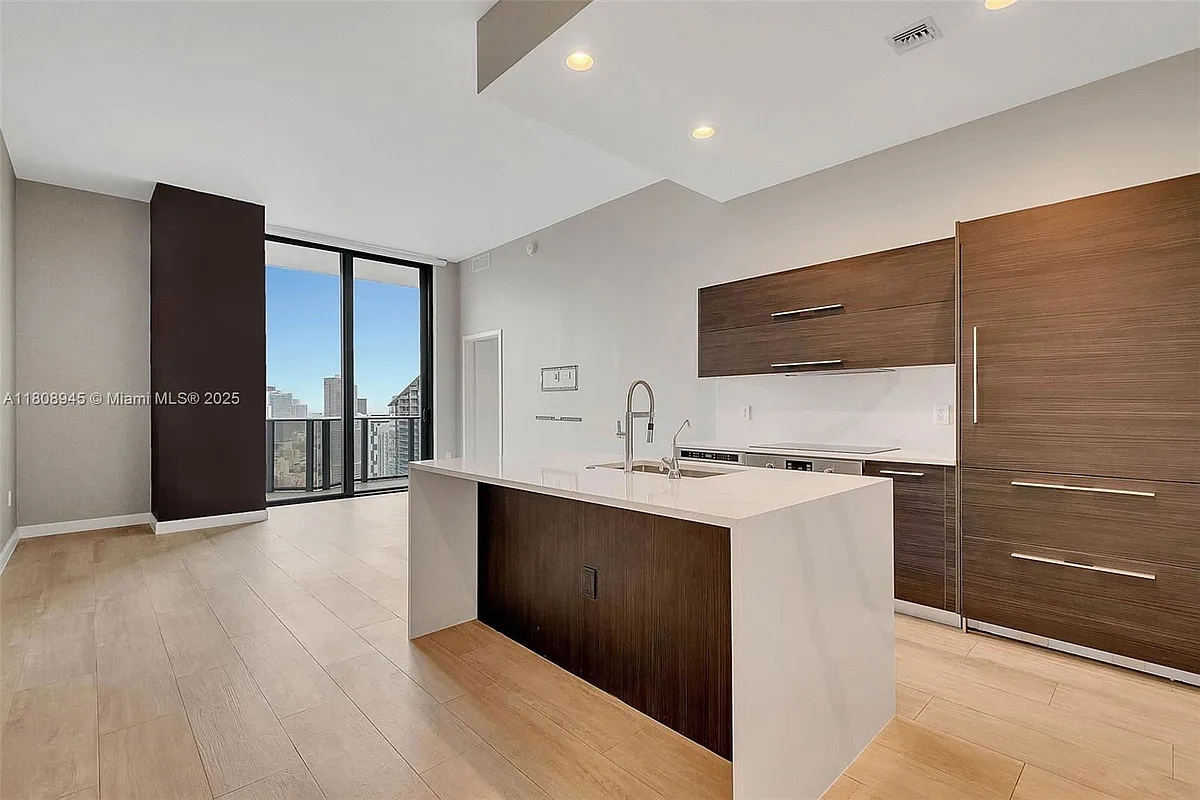 Building Photo - 45 SW 9th St #4509