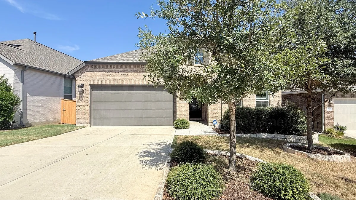 4 bed, 2.5 bath, 2080 sqft, $2,850 — Photo 2