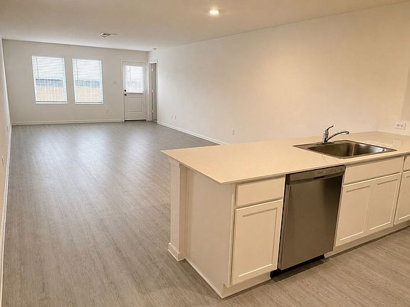 4th image of 1520 Sunset Ridge Dr