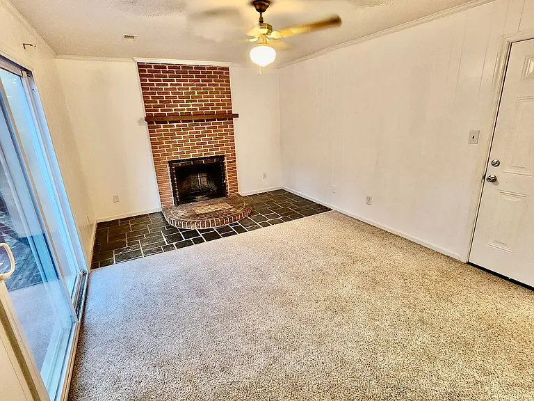 102 Chapel Hill Ln — Photo 6